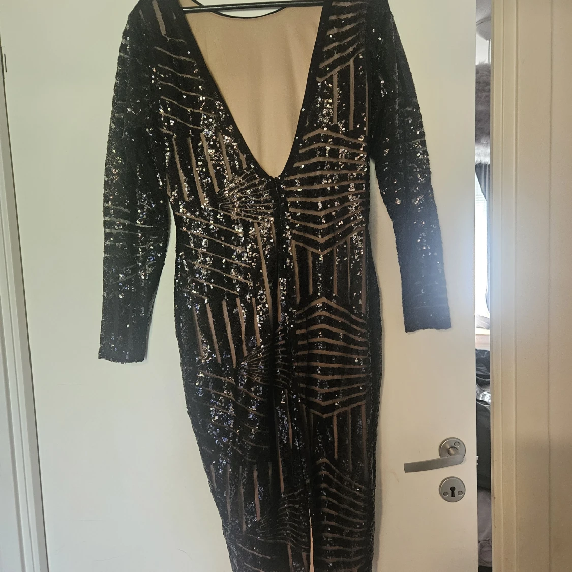 Svart glittrig långklänning från Boohoo - 1