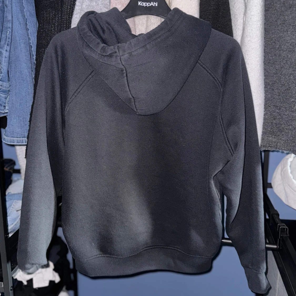 Svart hoodie från BikBok - 1