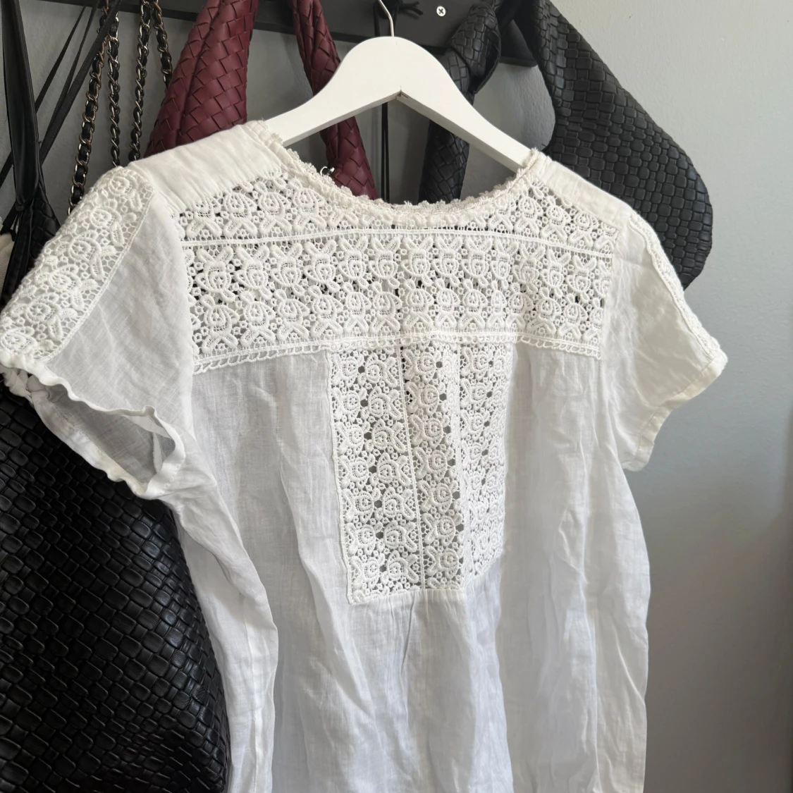 Vit blus med spetsdetaljer - 2