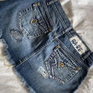 Jeanskjol från RARE - Säljer en jeanskjol från RARE med slitna detaljer i storlek M men passar S också. Perfekta för sommaren!
