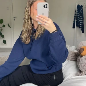 Bikbok hoodie - En mörkblå hoodie ifrån bikbok, ganska använd men inga defekter! Nypris: 299kr💙