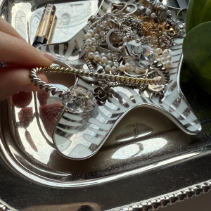 Silverfärgat armband med stora kristaller - Säljer dehär fina carolina svedbom armbandet i silver och med silvriga kristaller, det är böjbart så man kan bästemma storleken själv, köpt för 800kr