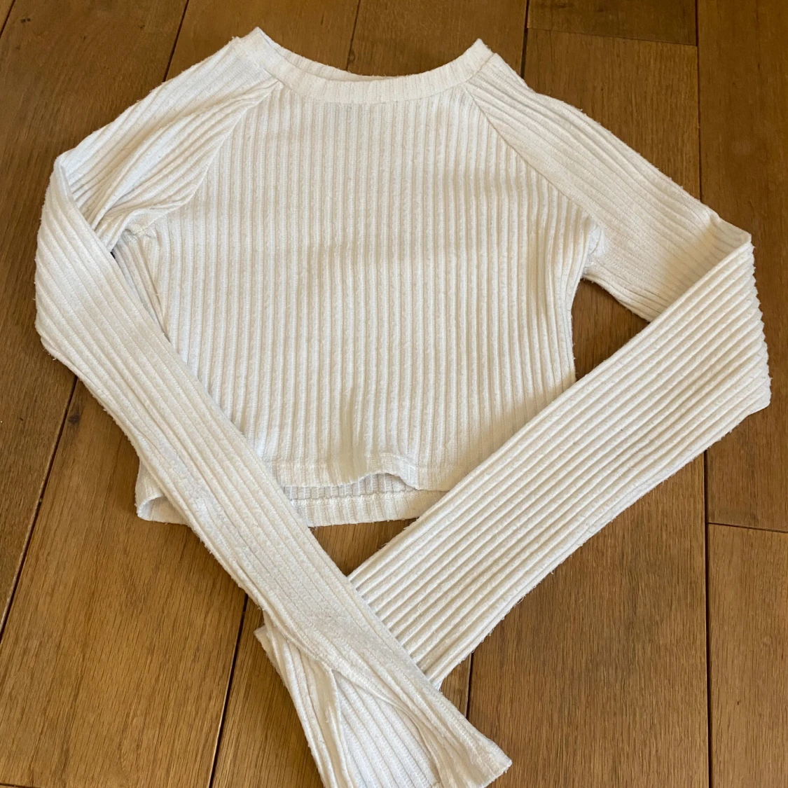 Vit ribbad croppad långärmad topp - 2