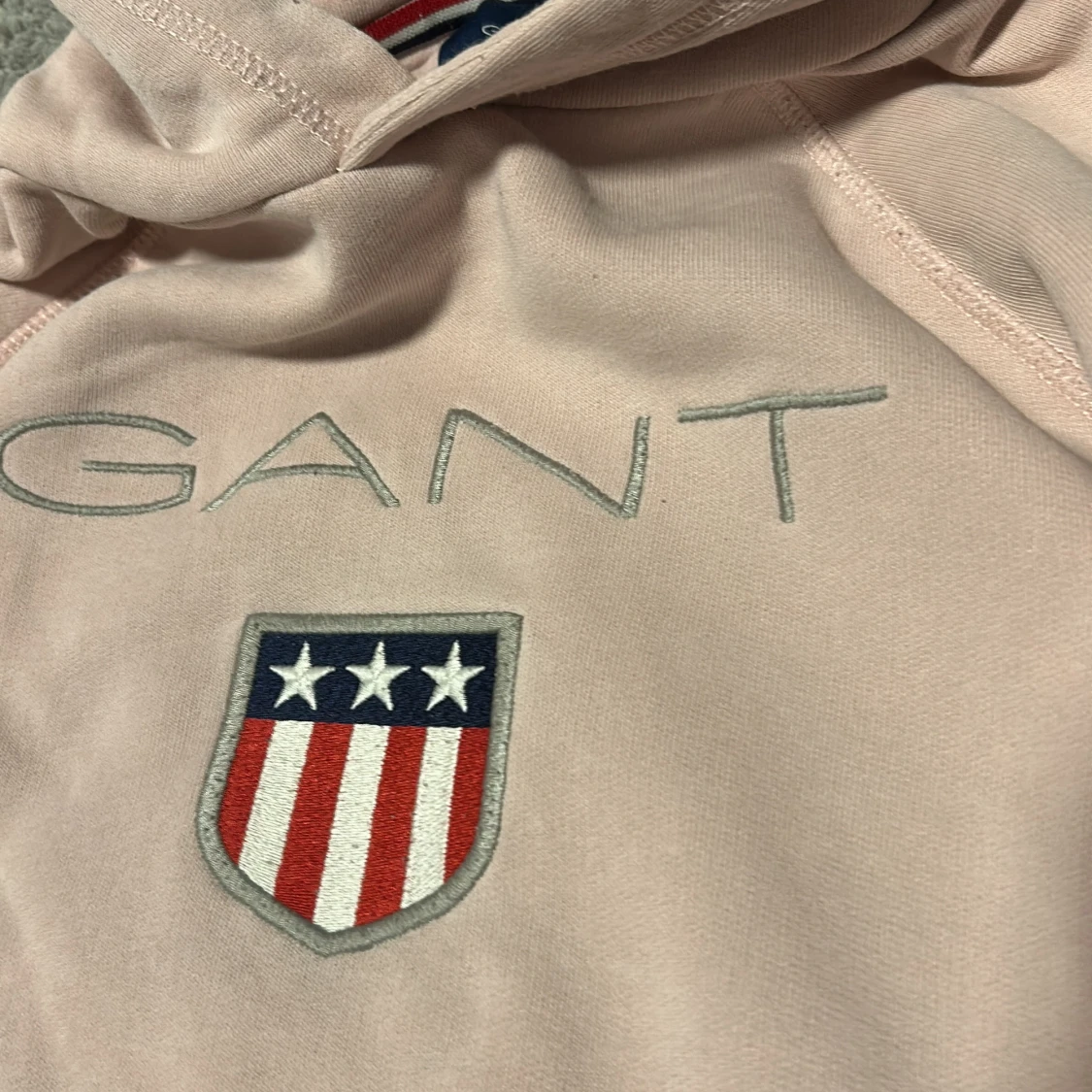 Ljusrosa hoodie från Gant - 1