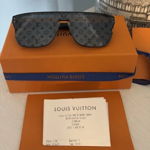 Louis Vuitton solglasögon  - Louis Vuitton solglasögon med monogram köpta på Louis Vuitton med kvitto! Säljer pågrund av lite användning men glasögonen är helt sprillans nya och maximalt använda utomhus en gång.