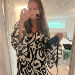 Snygg omlott klänning från hm - Snygg omlott klänning från hm!