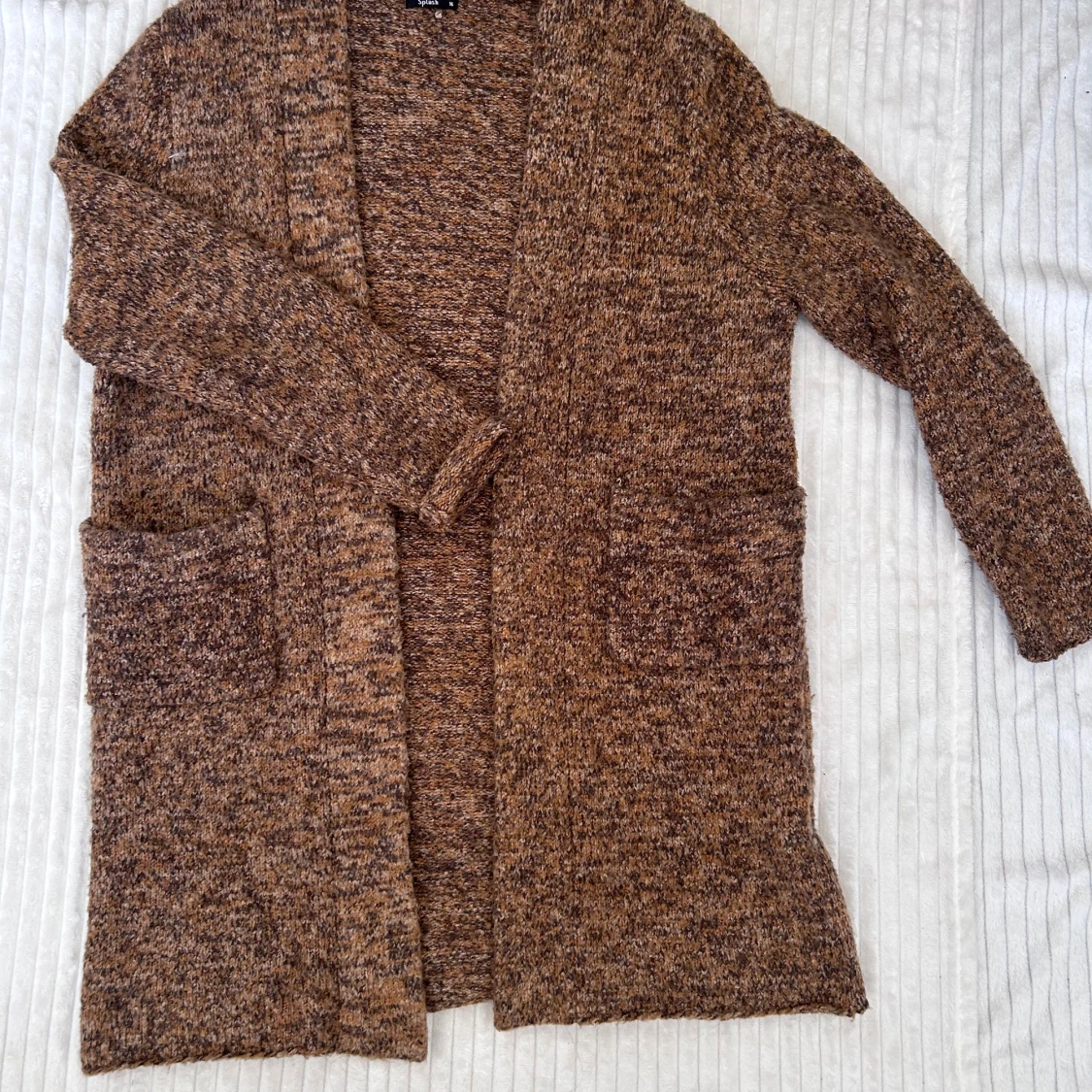 Brunmelerad stickad kofta från Splash