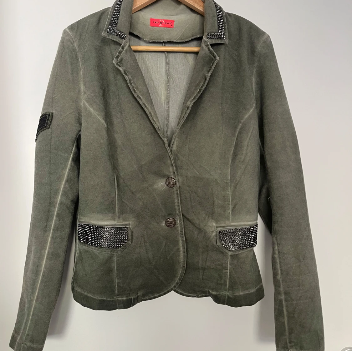 Olivgrön kavaj med nitar från Two Wings - 3