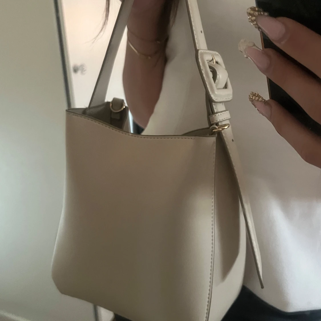 Beige axelväska med justerbart spänne - 1