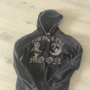 Svart hoodie med tryck 'Aim for the Moon' - Bra skick, alla pärlor sitter kvar. Storlek S. hör av er vid frågor, mvh edvin