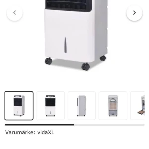 500 - Bilderna visar en portabel luftkylare från varumärket vidaXL. Produkten har hjul för enkel förflyttning och ett synligt vattenfack. Detta är ingen bok, utan en hushållsapparat.