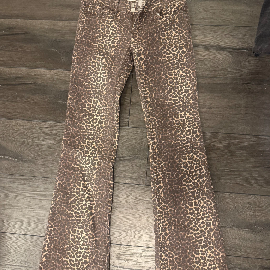 Leopardmönstrade bootcut byxor