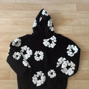 Hoodie - Size L, fick det som present men inte riktigt min smak. Ganska oversized för mig (158cm)