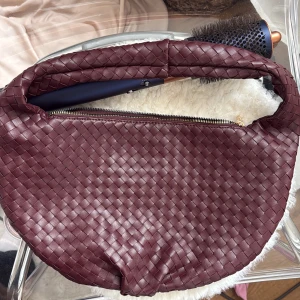 Vinröd väska - Säljer en väska från new yorker. Precis som på bild,  vinröd. Den är lagom stor men har utmärkt med utrymme för alla tillfällen. Men säljer då den inte riktigt är min stil. Nypris 300kr använt en gång säljes för 220kr