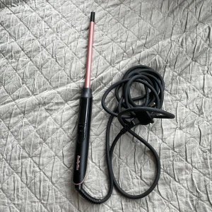 BaByliss locktång med smal stav - Ny kostar runt 500 kr och min har alldrig ens använts! perfekt för att skapa små, definierade lockar. Tången har en lång sladd och enkla knappar för att justera värmen. Snygg och smidig design.