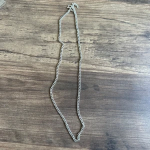 Silverlänk - Säljer en länk i äkta silver. Kedjan har en klassisk design med små, tätt länkade länkar och ett diskret lås. Har inte kvar kvittot då det egentligen var menat att va en present💕