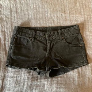 Diesel lågmidjade jeansshorts  - Snygga svarta lågmidjade jeansshorts från Diesel. De sitter jätteskönt och är i storlek S. Perfekta för varma dagar. 