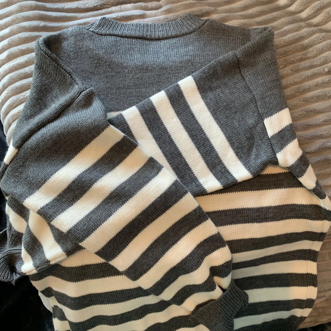 Grå och vit randig stickad tröja - 1