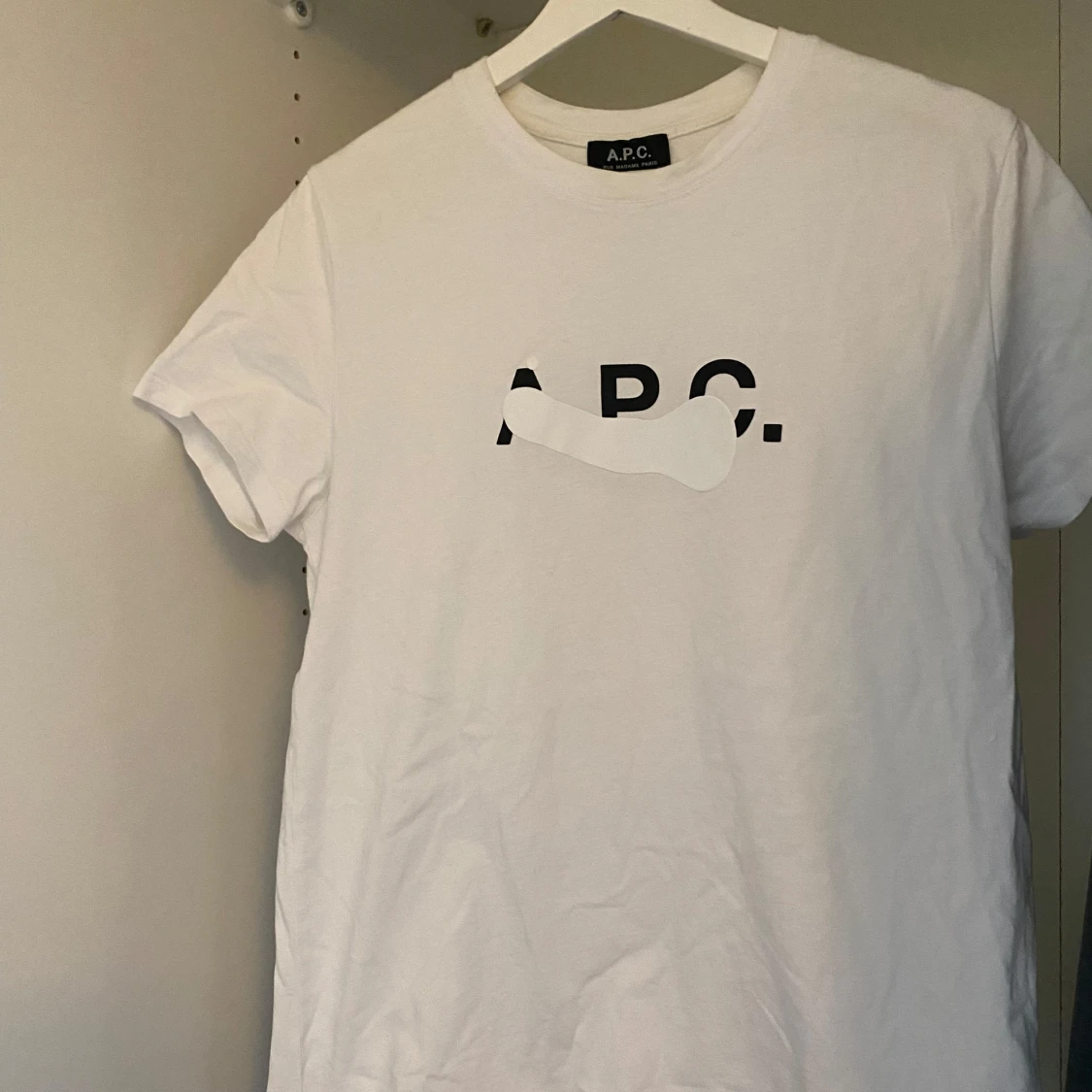 Vit t-shirt från A.P.C. med tryck