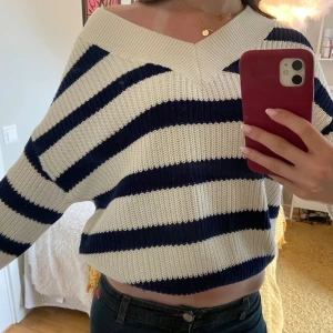 Stickad tröja - Stickad tröja med vita och marinblåa ränder! Så fin passform!!😍