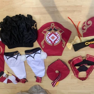 Yanfei cosplay - Yanfei cosplay. Köptes från Miccostumes. Använt 3 gånger. Köptes för 1200kr säljes för 600kr. 