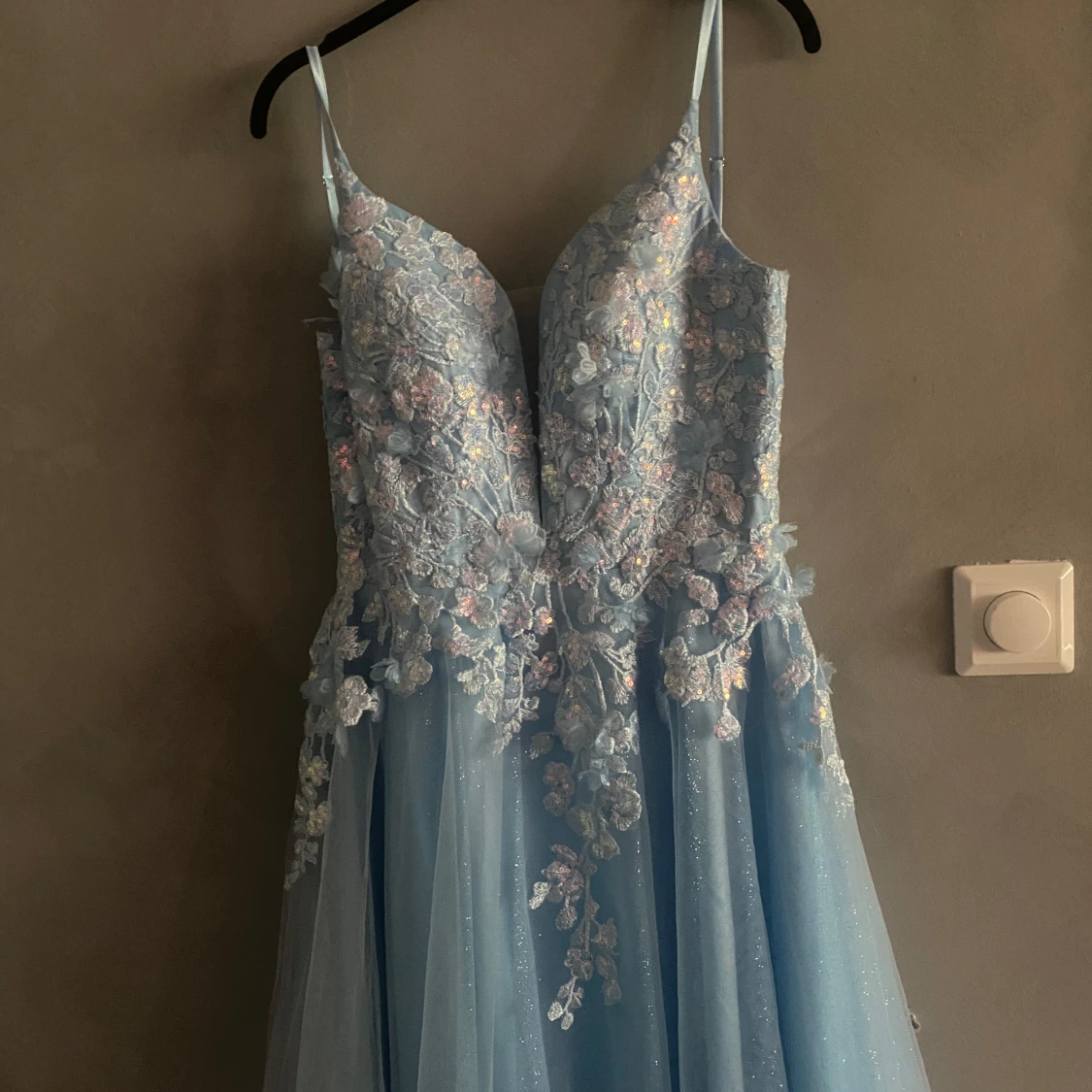 Ljusblå långklänning med blommig spets och volang - 2