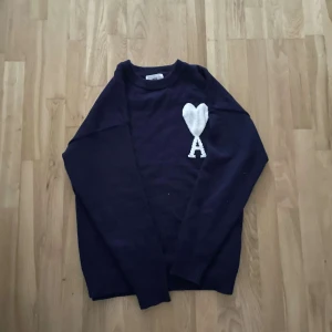 Ami Paris sweatshirt - Ami Paris sweatshirt i storlek M, använd fåtal gånger, nypris: 3500kr mitt pris: 650kr pris går att diskutera💸