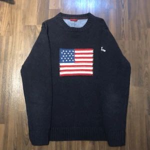 Navy Gant stickad tröja - Säljer en tvär fet gant tröja. Väldigt efterfrågad och populär. Storlek M men passar S! Om du har några frågor eller fundering är det bara att ställa på! 