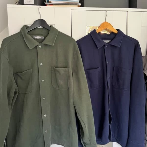 2 stycken overshirts från dressman - 2 stycken overshirts från dressman Bägge två är i storlek XL Den ena är mörkgrön och den andra är mörkblå  I princip helt nya  175kr styck Skicka meddelande vid några funderingar Kolla gärna även in mina andra annonser