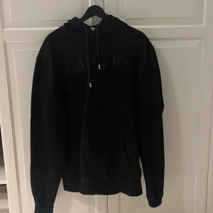 Lanvin Hoodie  - Säljer min lanvin hoddie då jag inte vill ha den längre  Använd ett par gånger  Storlek L  Är även ute efter byten, hör av dig om du har några frågor