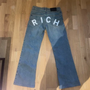 Blå jeans från Richmond - Unika blå jeans som är flared längst ner, passar perfekt för dig som vill stå ut i mängden!