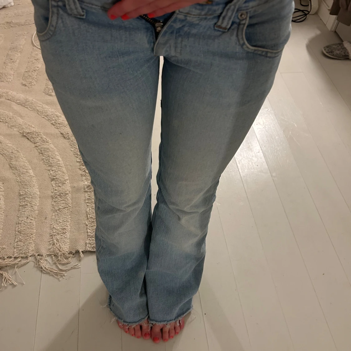 Ljusblå bootcut jeansbyxor - 1