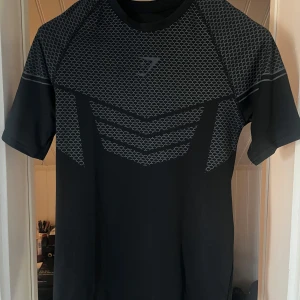 Gymshark tränings-t-shirt - Säljer denna t-shirt från gymshark. Helt oanvänd, storlek M. Perfekt för träning med sitt lätta och stretchiga material.