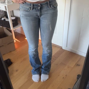 Lowwaist bootcut jeans - jag är 170, original priset var 800 men pga deffekter så sänker jag priset en del                               innernenslängd : 82                       midjemått : 34 rakt över                                  defekter : slitage längst ner vid hälarna!