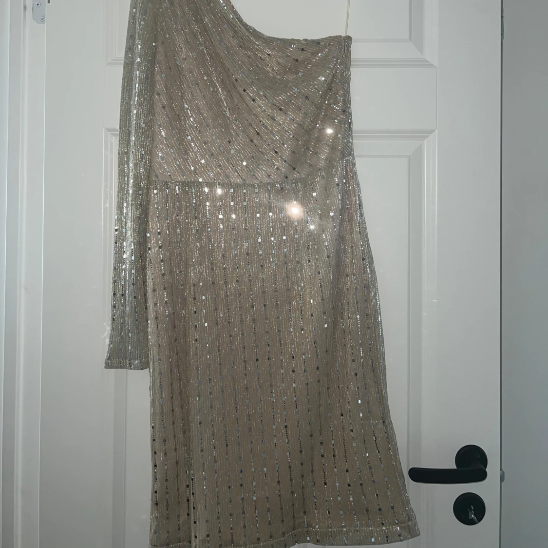 Guldig glittrig one shoulder klänning - 4