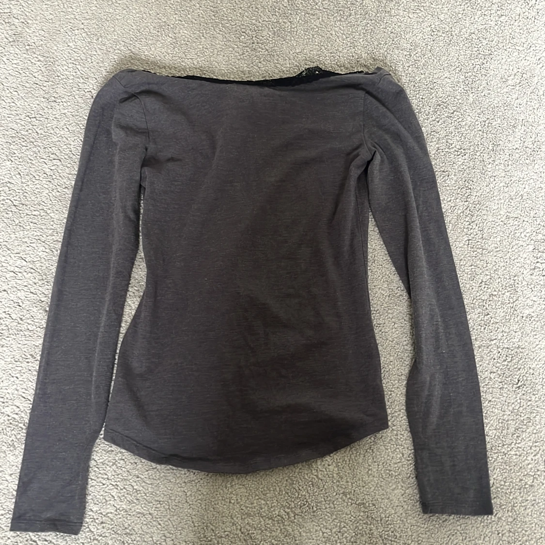 Mörkgrå långärmad topp med spets från H&M - 3