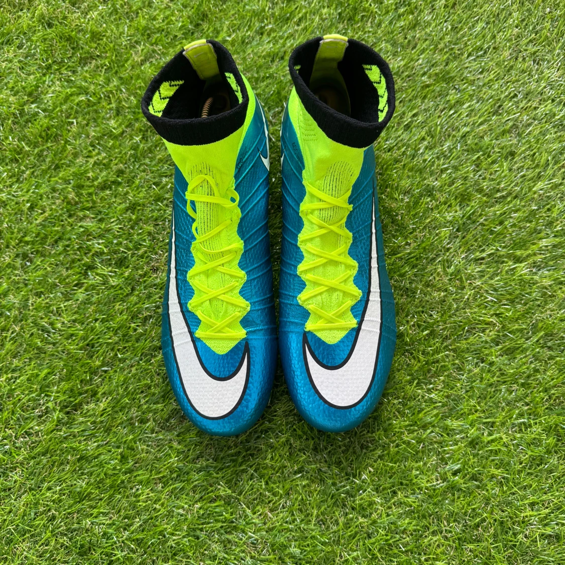 Nike fotbollsskor blå och neongula