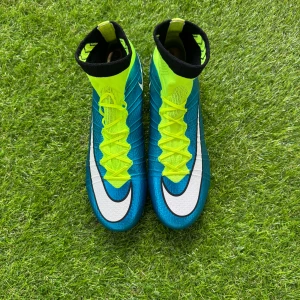 Nike fotbollsskor blå och neongula - Ett par helt nya mercurial Superfly 4 ovanligt att hitta det nuförtiden.