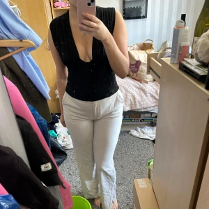 Beigea kostymbyxor - Säljer ett par beigea kostymbyxor från NAKD som är väldigt sparsamt använda, kanske 2-3 gånger max. Byxorna är höga i midjan. Nypris 599kr🩷