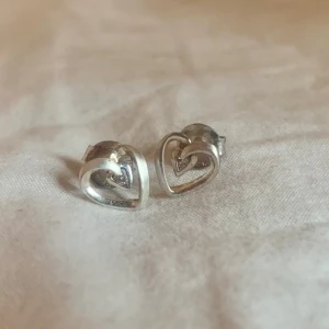Örhängen  - Supersöta örhängen i äkta silver med en liten sten i mitten. Jag putsar dem innan de skickas 💕