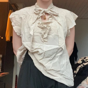 Blus från SAND - En tunn fin blus som man kan styla lite hur som. Perfekt till skolan eller en sommardag ❤️ nypris ca 2000. Det är bara att höra av dig om du har frågor. 