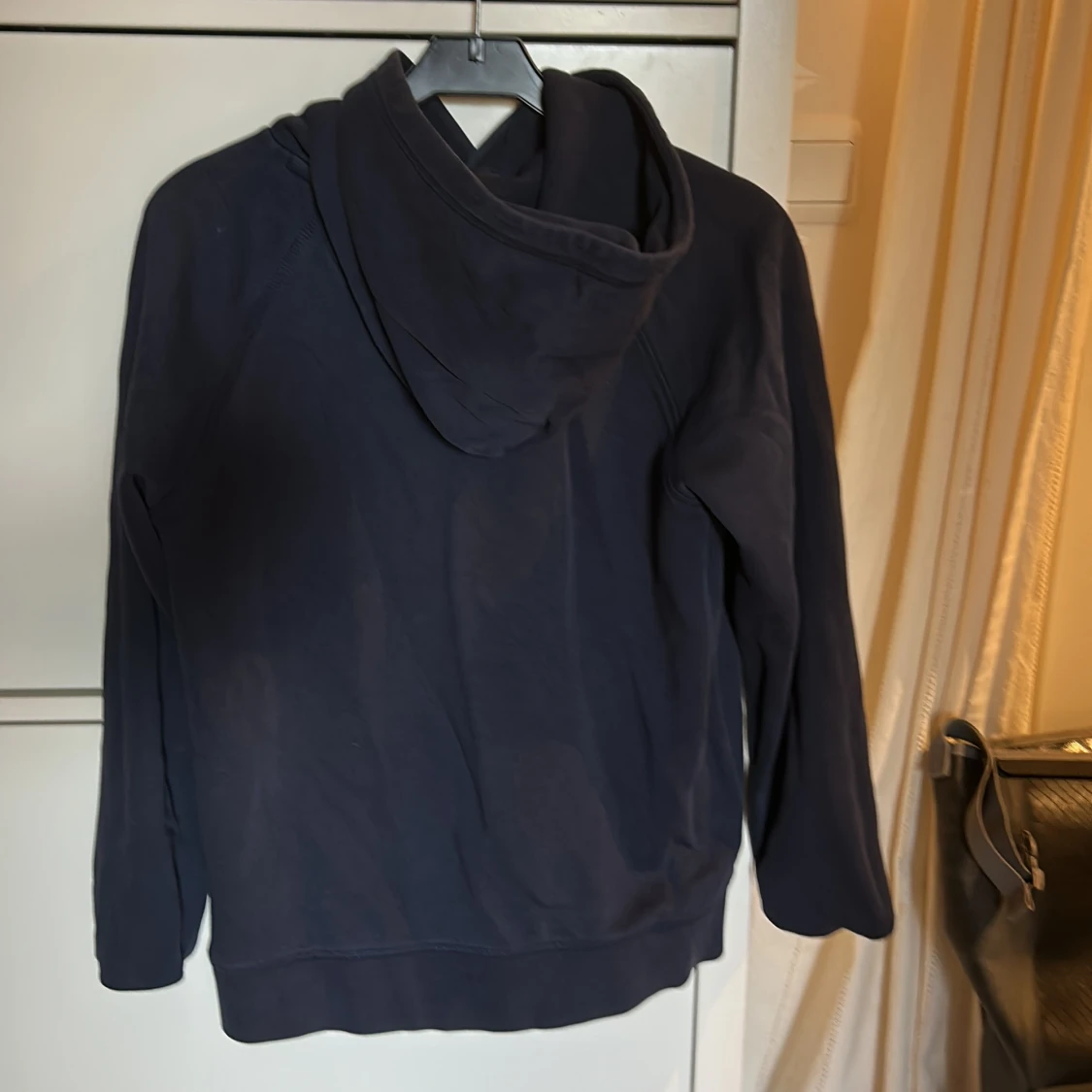 Mörkblå hoodie från GANT - 1