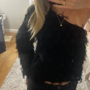 Svart oneshoulder tröja  - Bra skick