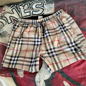 Burberry badbyxor  - Burberry badbyxor i en riktig fin färg och modell. Perfekt till sommaren när man ska bada. Det står som xxl men den är igentligen i storlek L ungefär, fråga bara efter måtten så fixar jag! 😁