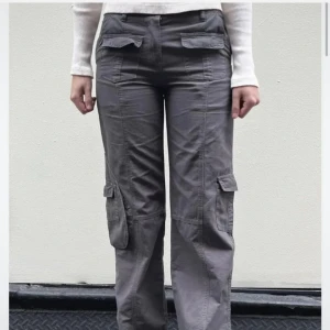 Gråa cargopants  - Gråa low waisted cargo pants från Brandy Melville 