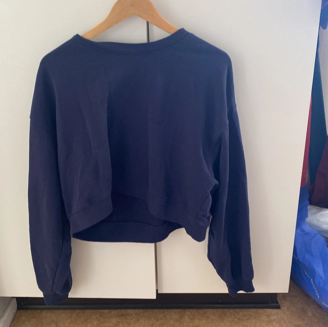 Mörkblå croppad sweatshirt från H&M Divided - 2
