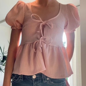 Rosa tie puff arm top - Jättegullig rosa sommartopp från Gina tricot 🌸 storlek xs och bara använd några få gånger. Skriv vid frågor 💖