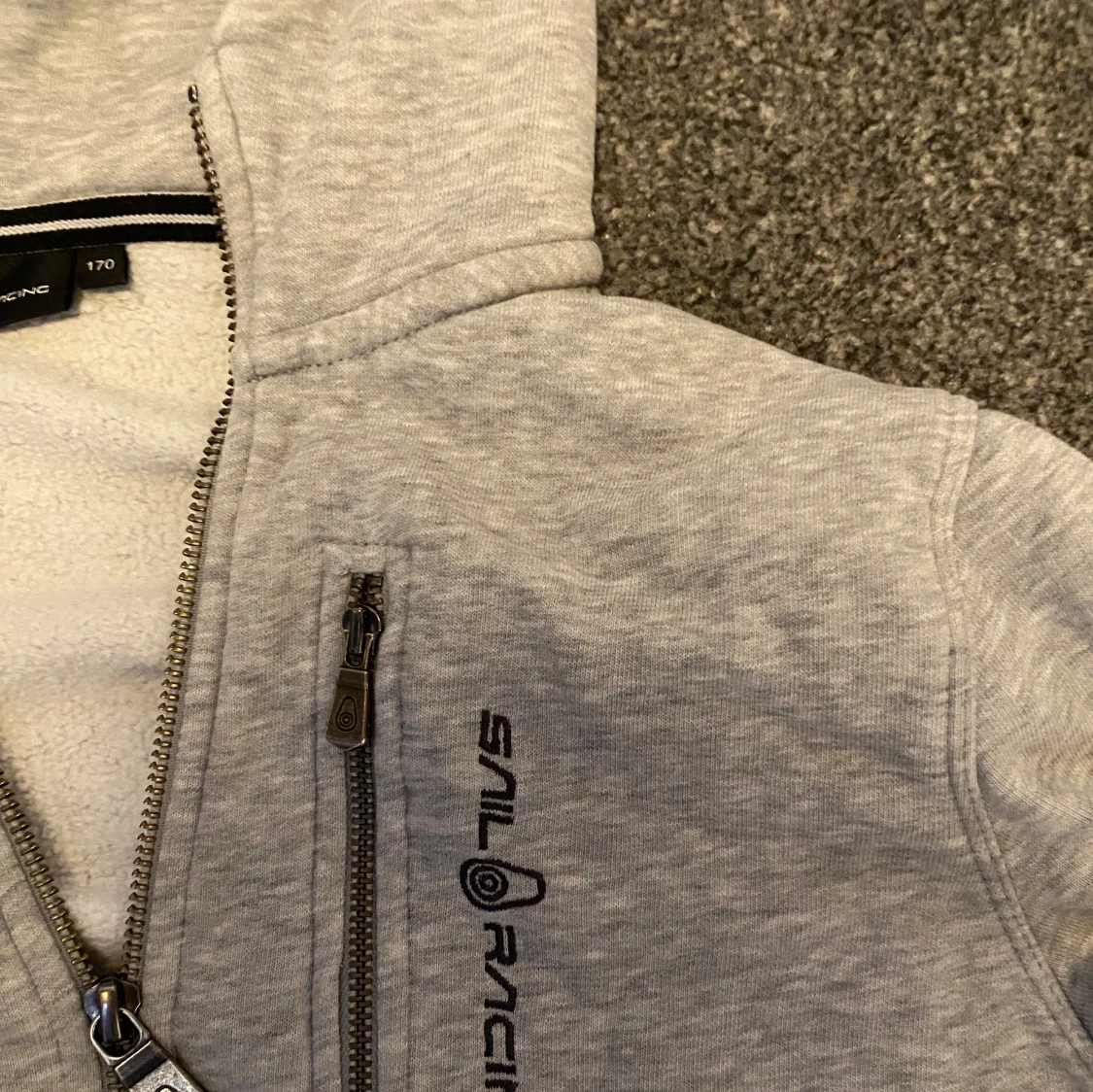 Ljusgrå hoodie från Sail Racing - 3