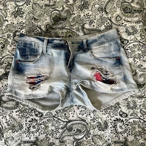 low waist shorts - säljer super fina low waist jeanshorts 💕 midjemått 35 cm 