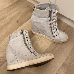 Sneakers med kilklack - Super snygga sneakers med kilklack! Använda men inga märkvärdiga skavanker, materialet är läder 🌟🌟